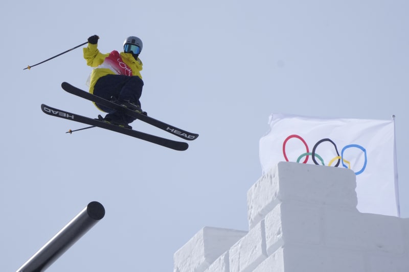 Švédský freestylový lyžař Jesper Tjäder opouští railovou trubku při závodě ve Slopestyle na zimních olympijských hrách 2022, kde získal bronzovou medaili. 