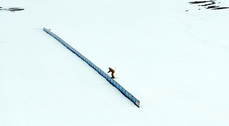 Celkový pohled na místo světového rekordu v délce sjezdu railu na lyžích. Švédský freestylový lyžař Jesper Tjäder ujel na kovové trubce ve středisku re 154,49 metru. 