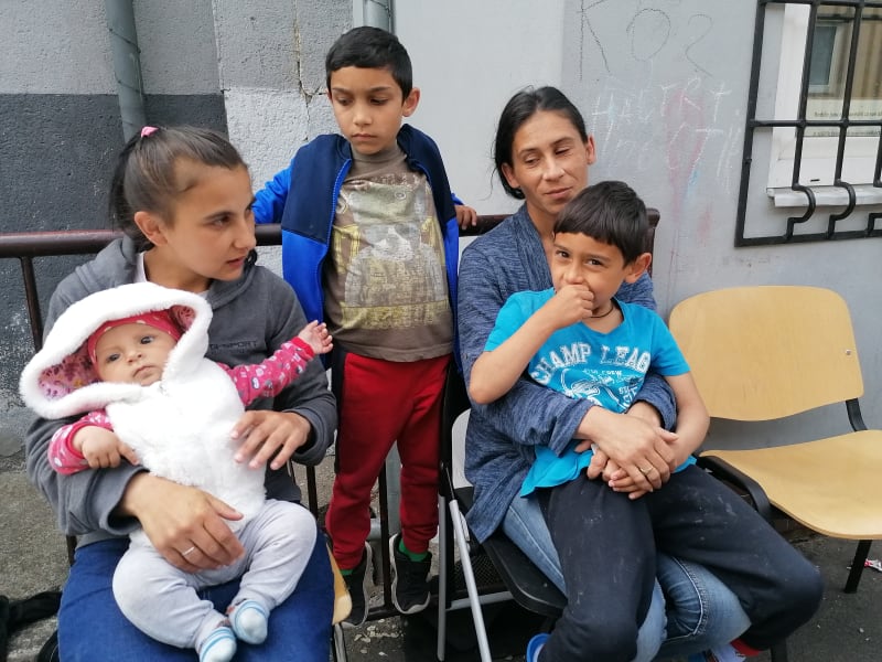 Uprchlický tábor ve Vyšních Lhotách. Kataryna Ponho (vpravo) utekla se třemi dětmi z města Dnipr, k němuž se  pomalu blíží okupační armáda.