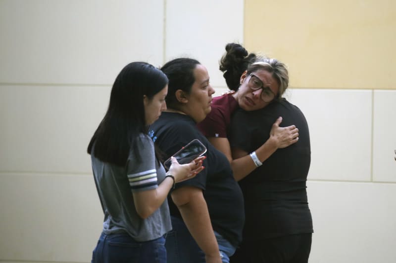 Zdrcení příbuzní obětí masakru na škole v texaském Uvalde