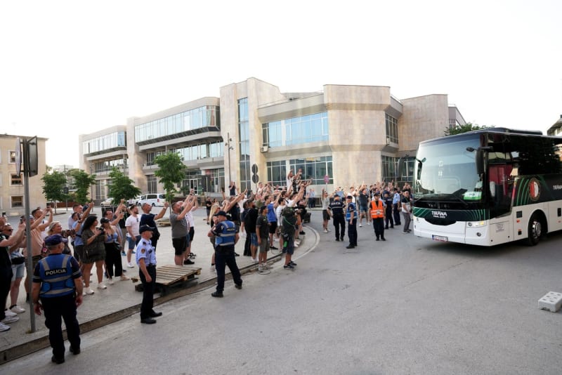 Fanoušci Feyenoordu Rotterdam vítají u stadionu autobus s hráči 