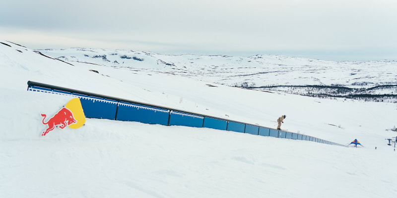 Pohled zezadu na švédského freestylového lyžařa Jespera Tjädera při světovém rekordu v délce sjezdu railu na lyžích. Ve středisku v re na kovové trubce ujel 154,49 metru.