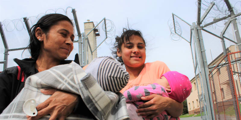Uprchlický tábor ve Vyšních Lhotách je obehnán ploty a žiletkovým drátem. Na snímku dvojčata Marie a Šalamon v péči matky a sestry. Rodina utekla ze Zakarpatské oblasti