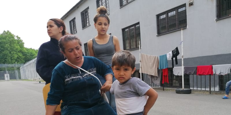 Uprchlický tábor ve Vyšních Lhotách. Zita Varodi (sedící) s vnukem utekla z romské osady v obci Serednie v Zakarpatské oblasti.