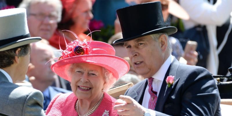 Andrew, vévoda z Yorku s královnou ve Skotsku v srpnu 2021. Je možné, že takových fotek do budoucna již mnoho nevznikne.