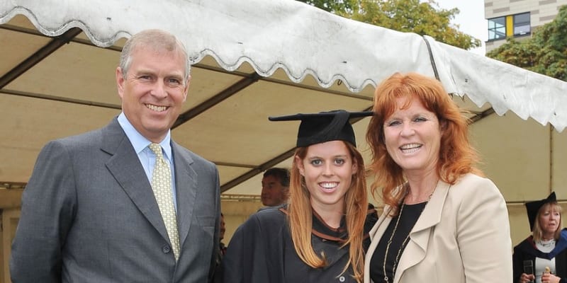 Princ Andrew s bývalou manželkou Sarah Ferguson a dcerou Beatrice při její promoci (2011).