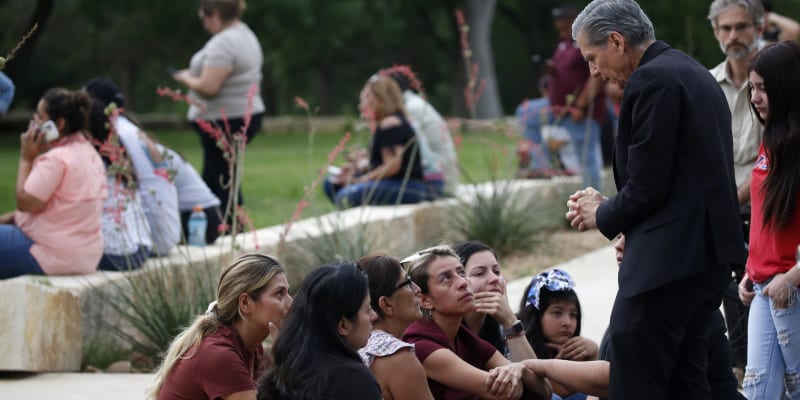 Arcibiskup utěšuje pozůstalé po obětech masakru ve škole v texaském Uvalde.