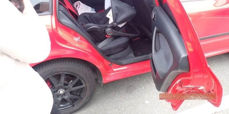 Mamince se v Uherském Brodě zamklo auto, s miminkem uvnitř.