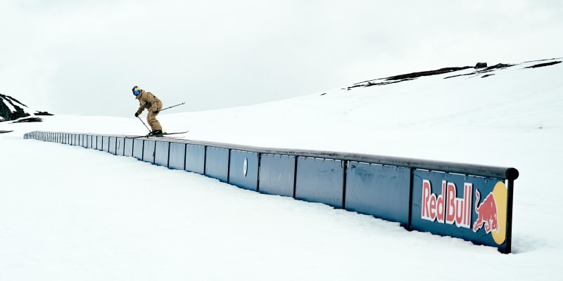 Pohled zespodu na švédského freestylového lyžařa Jesperna Tjädera při světovém rekordu v délce sjezdu railu na lyžích. Ve středisku v re na kovové trubce ujel 154,49 metru.