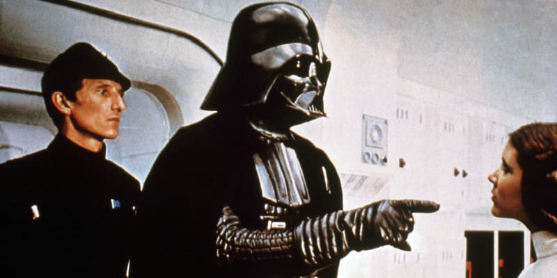 Darth Vader před princeznou Leiou.