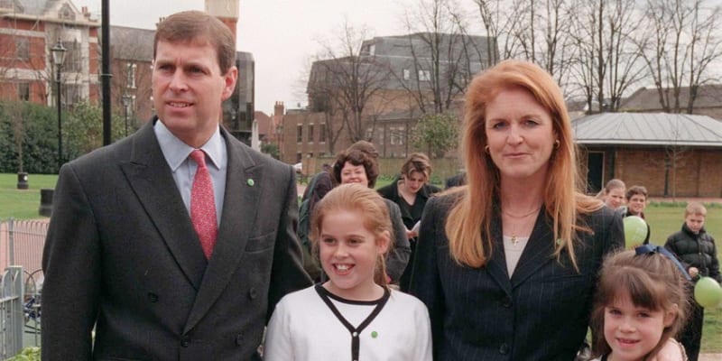 Andrew, vévoda z Yorku se svou exmanželkou Sarah Ferguson a dcerami Beatrice a Eugenie (1999).