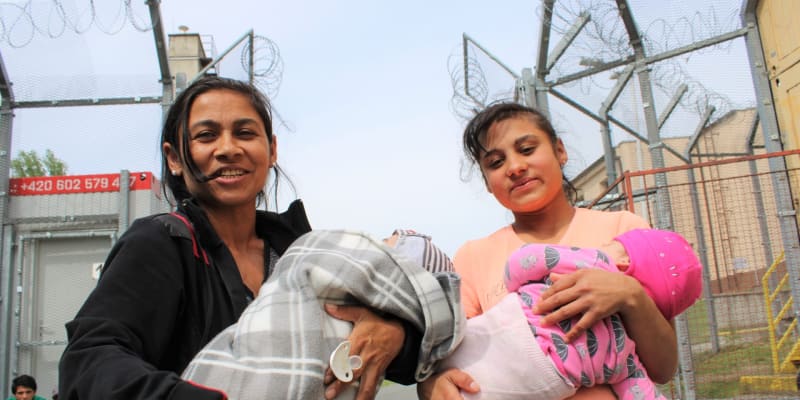 Uprchlický tábor ve Vyšních Lhotách je obehnán ploty a žiletkovým drátem. Na snímku dvojčata Marie a Šalamon v péči matky a sestry. Rodina utekla ze Zakarpatské oblasti.