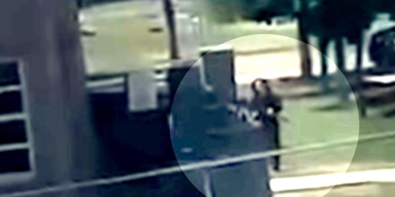 Střelce vstupujícího do budovy školy s automatickou puškou zachytili svědci na video