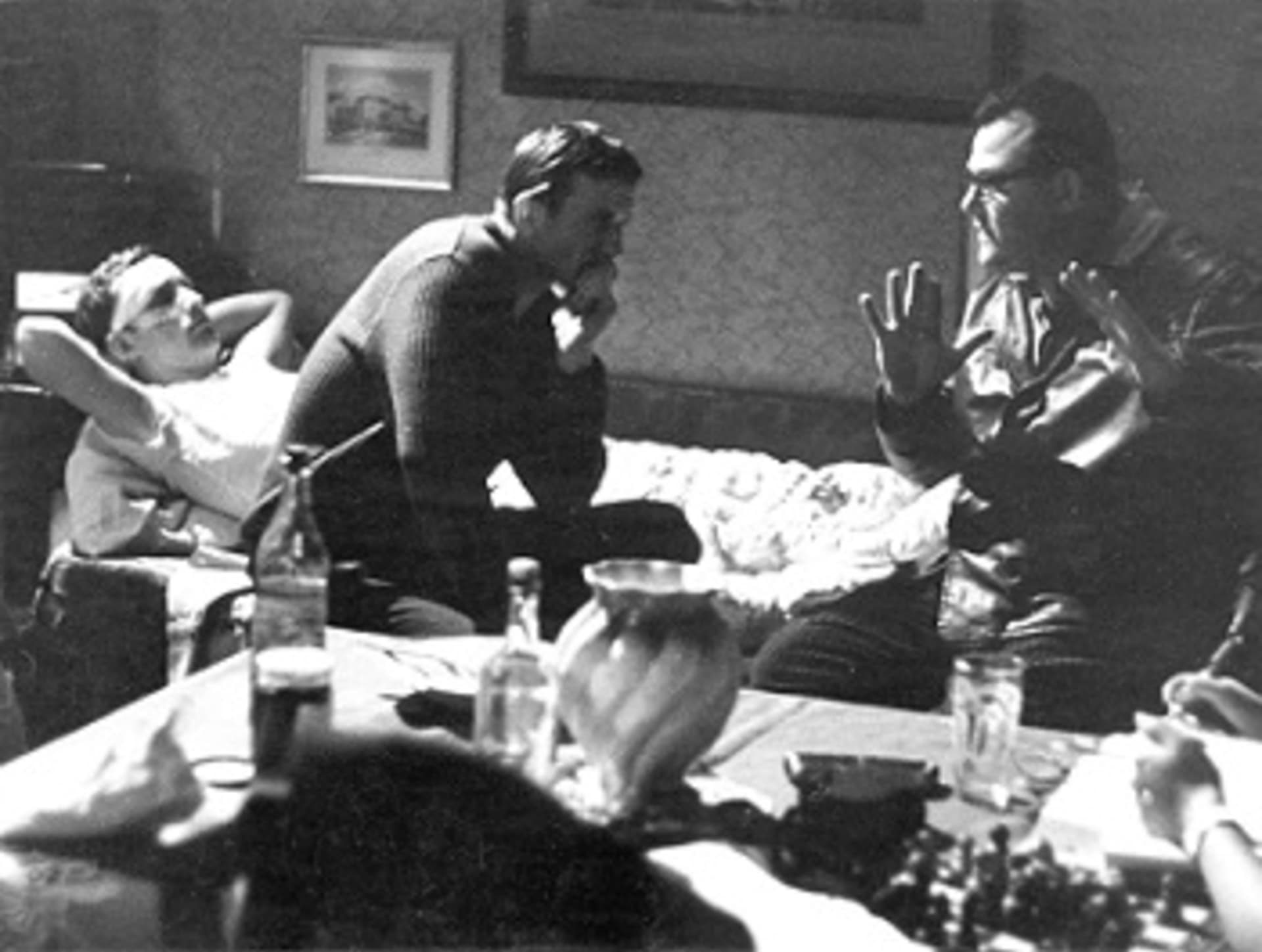 Rudolf Jelínek a Radoslav Brzobohatý připravují s režisérem scénu ukrývání po útoku.