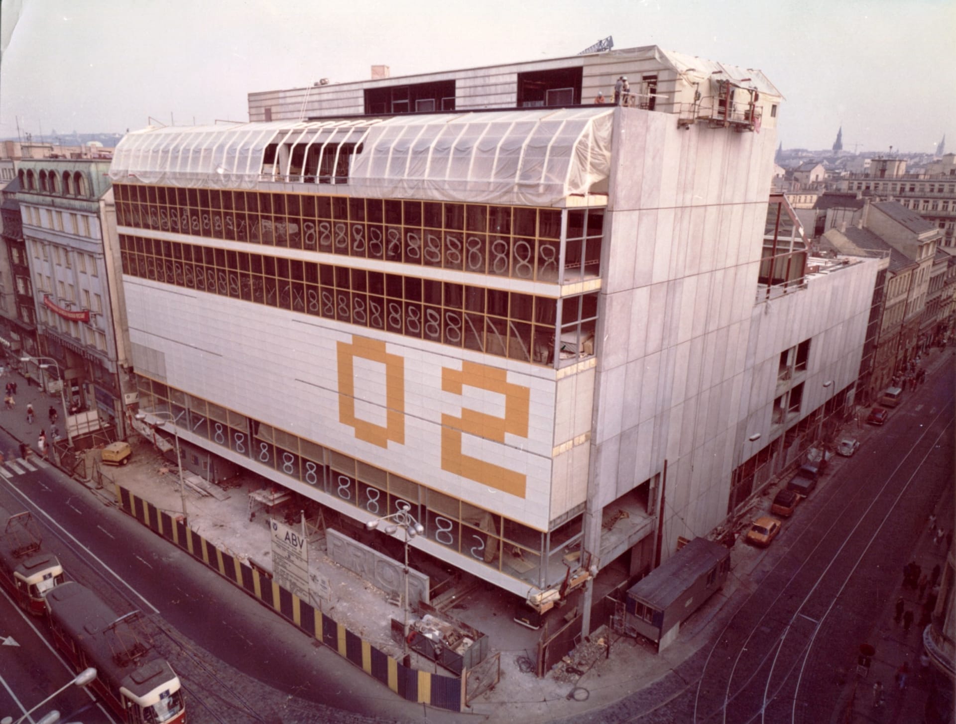 Obchodní dům byl vybudován v letech 1972–1975[1] původně pod názvem Prior 02. 