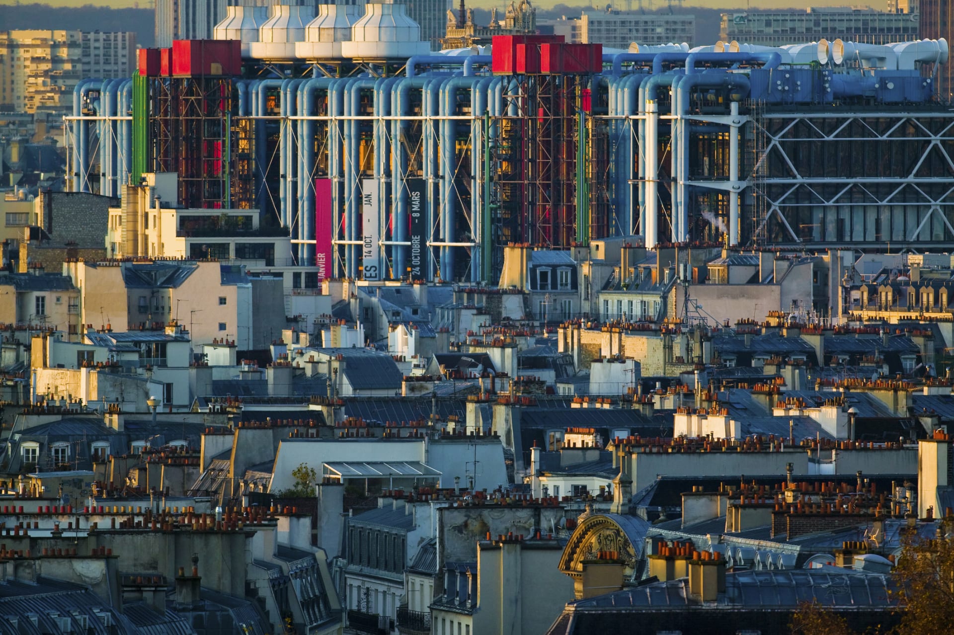 Jednou z inspirací pro budovu Máje se stala pařížská galerie moderního umění Centre Georges Pompidou