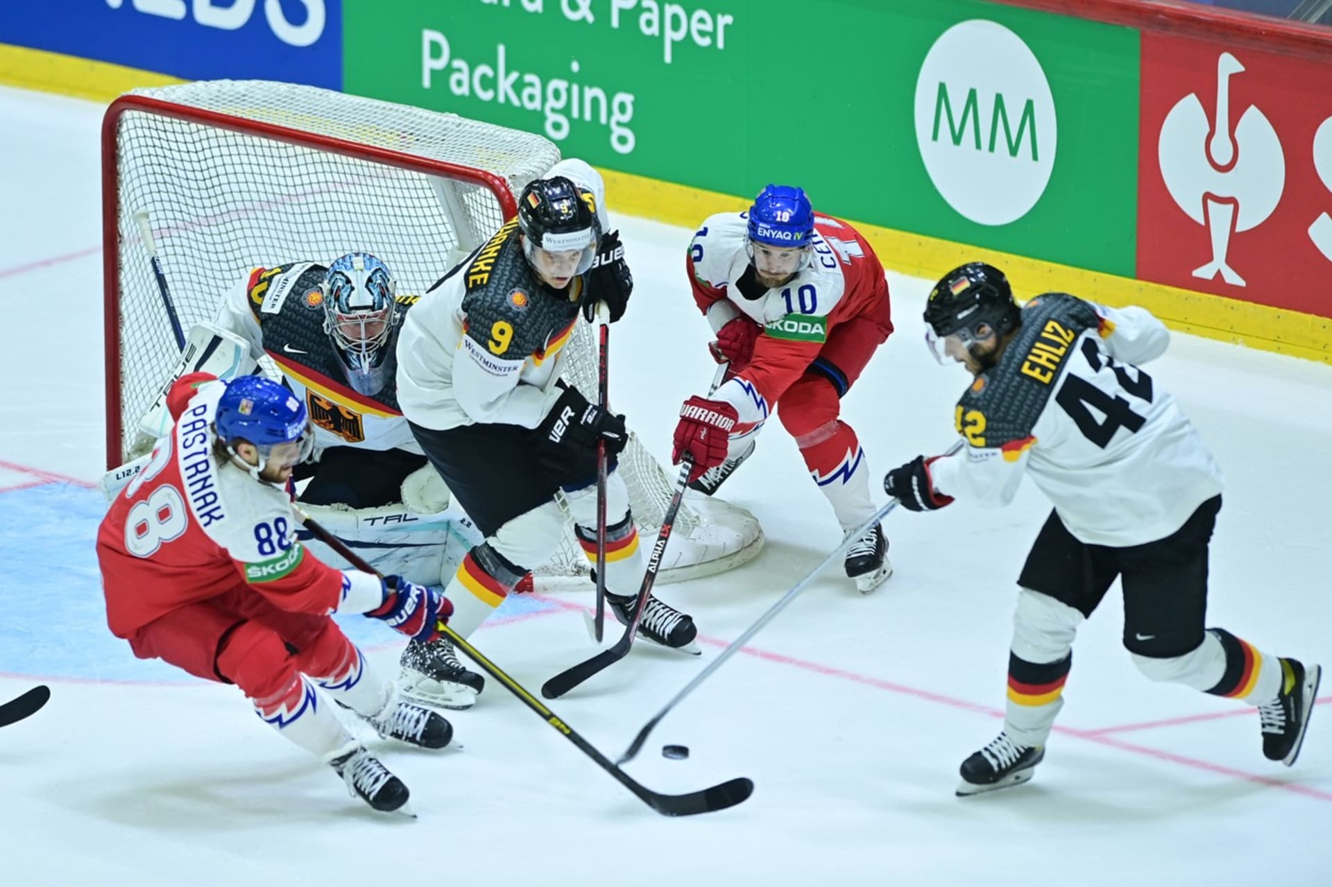 Čeští hokejisté během čtvrtfinálového utkání na MS v hokeji 2022 proti Německu