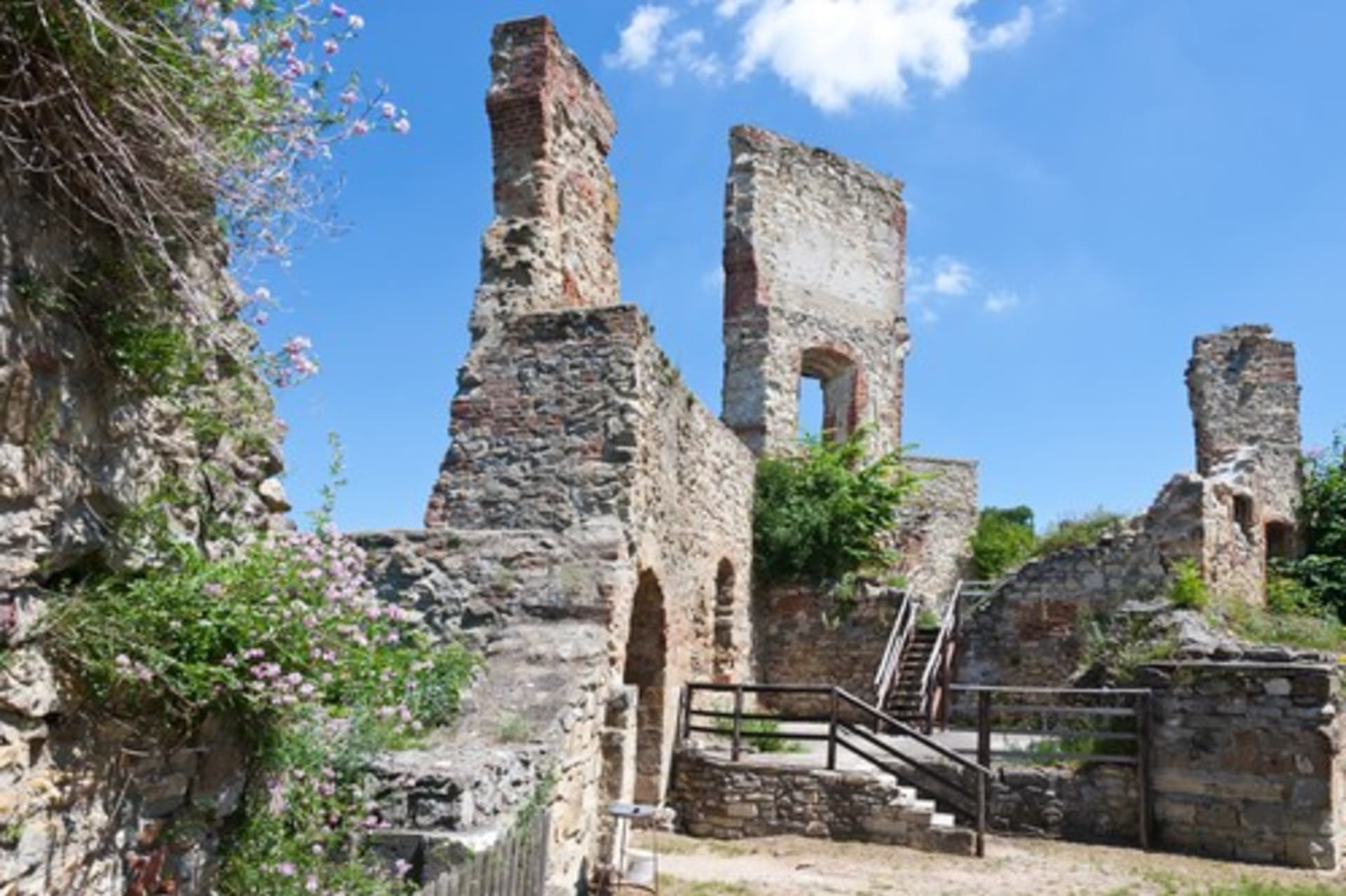 Na rozhraní Malé Hané a Drahanské vrchoviny se ve výšce 460 metrů nad mořem vypíná romantická zřícenina goticko-renesančního boskovického hradu.