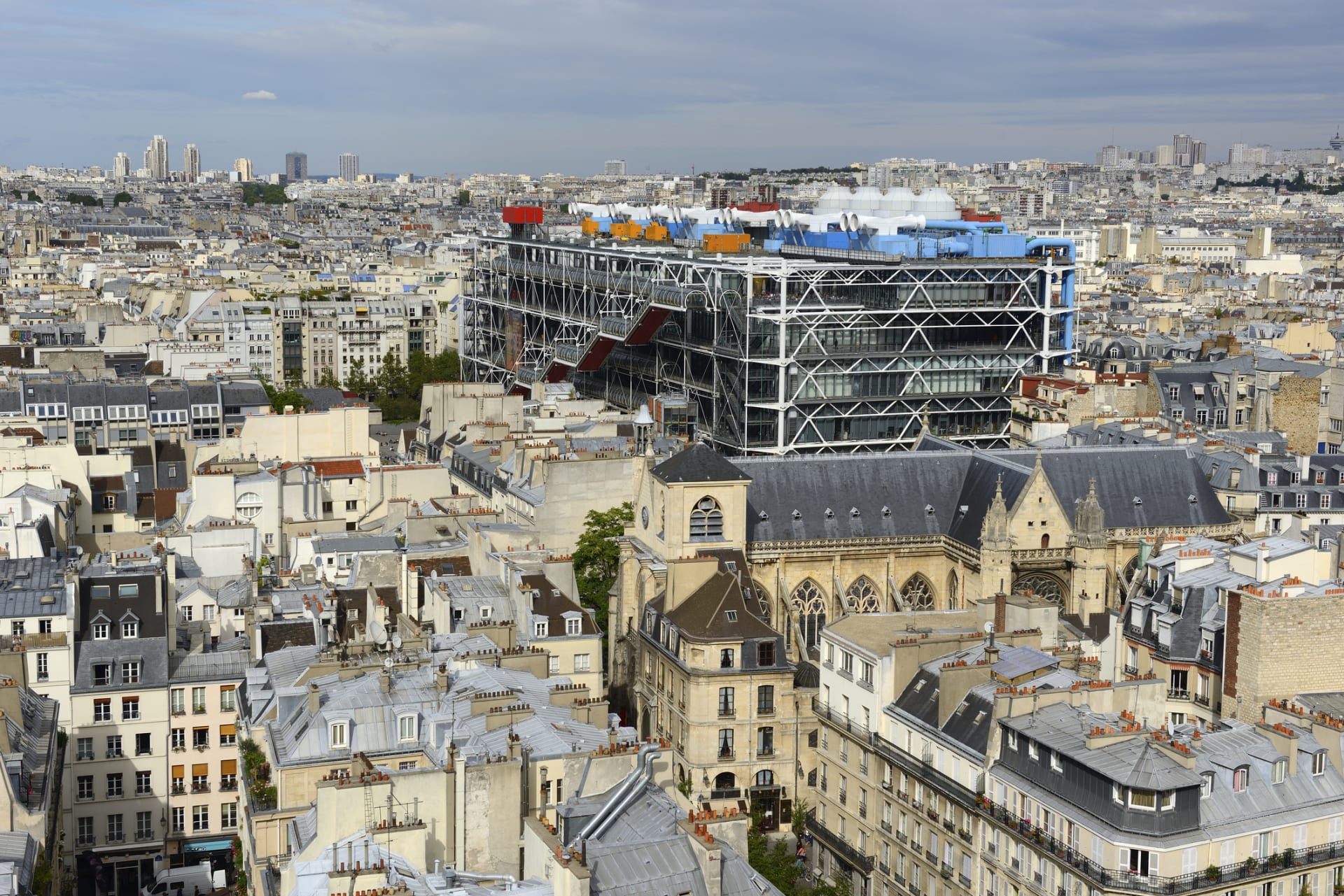 Centre Georges Pompidou [sántr žorž pompidú], plným názvem Centre national d'art et de culture Georges-Pompidou, zkráceně Centre Pompidou a hovorově také Beaubourg [bóbúr] je kulturní centrum a galerie moderního umění ve 4. okrese francouzské metropole Paříže, nedaleko bývalé tržnice Halles. 