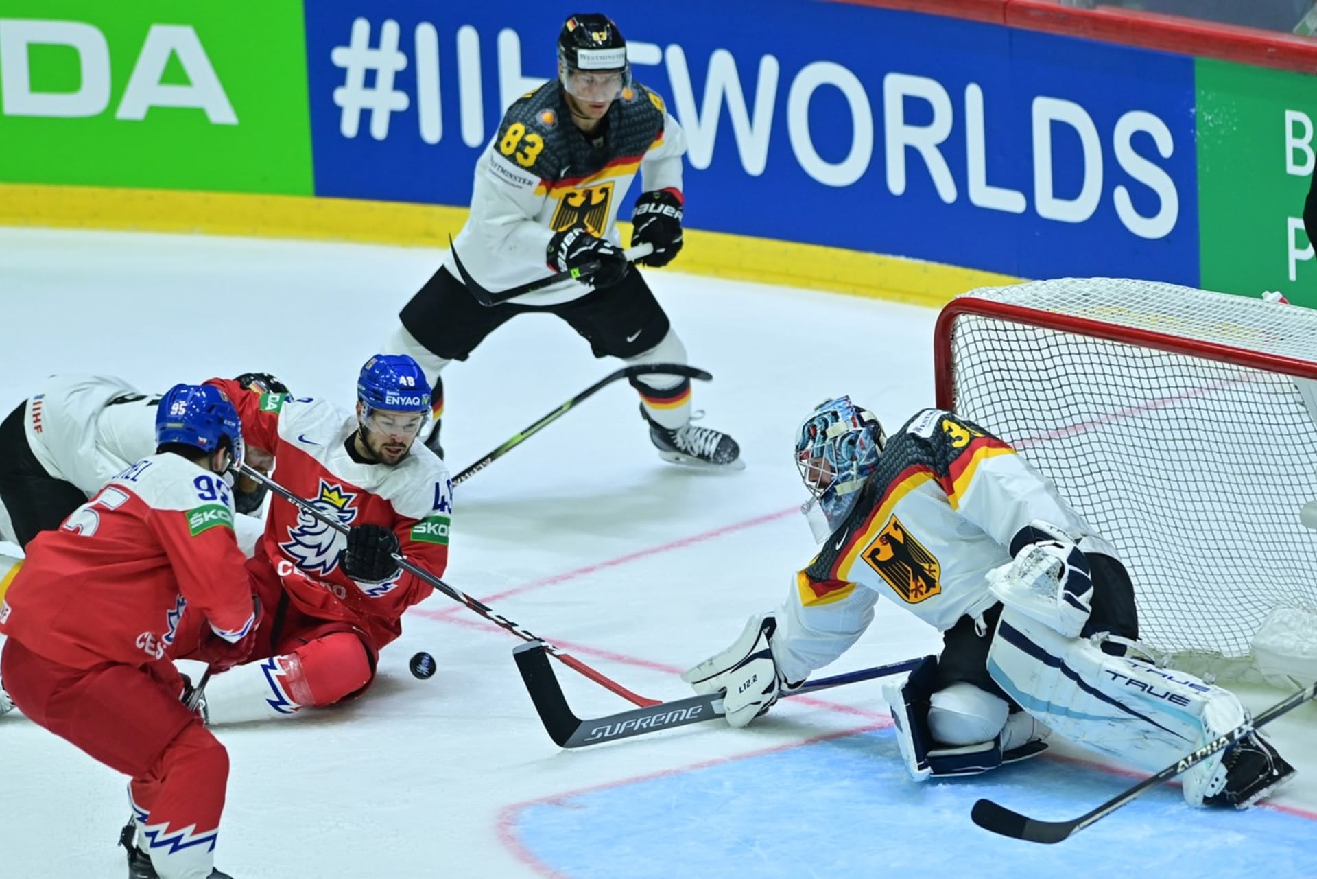 Skrumáž před bránou Německa ve čtvrtfinále MS v hokeji 2022.