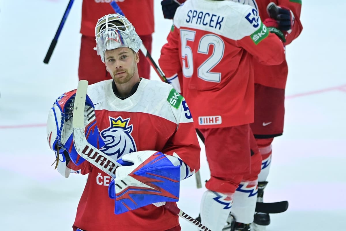 Jedním z hrdinů českého týmu ve čtvrtfinále MS v hokeji 2022 s Německem (4:1) byl brankář Karel Vejmelka.