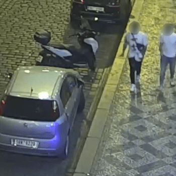Dva pachatelé napadli v centru Prahy opilého muže, jeden z nich se přihlásil policii