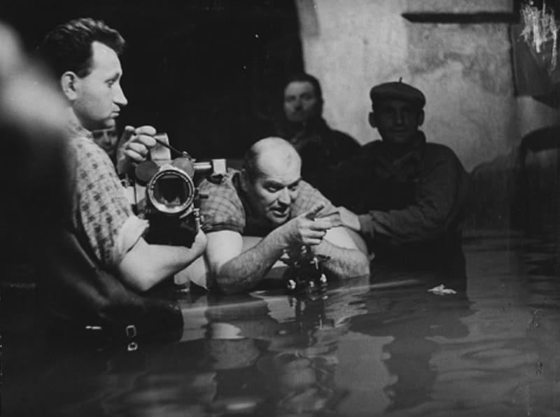 Kameraman Rudolf Milíč při natáčení v zaplavené kopii krypty v hostivařských ateliérech.