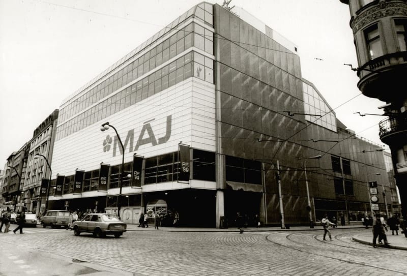 Obchodní dům byl vybudován v letech 1972–1975 původně pod názvem Prior 02. Poté dostal označení Máj, pod kterým byl, stále jako součást sítě Prior, znám až do pádu komunistického režimu.