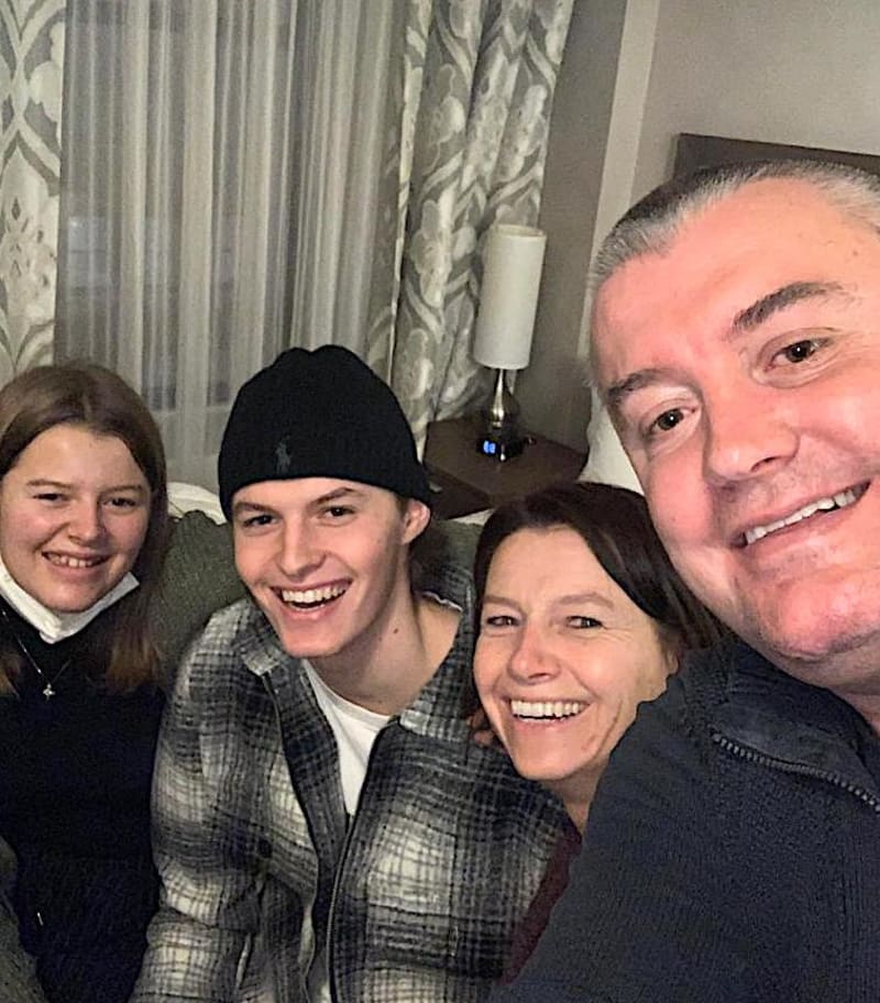 Martin Reichel, bývalý německý hokejový reprezentant, fotí rodinné selfie v hotelovém pokoji v americkém Chicagu, kam s manželkou Sabinou a dcerou Theresou přiletěli navštívit syna Lukase, který odehrál prvním zápasy v zámořské NHL za Blackhawks.