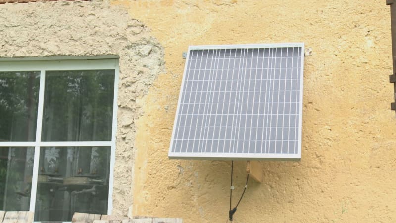 Baterií pan Hofmann dobíjí fotovoltaický panel, který pořídil za dva tisíce korun.