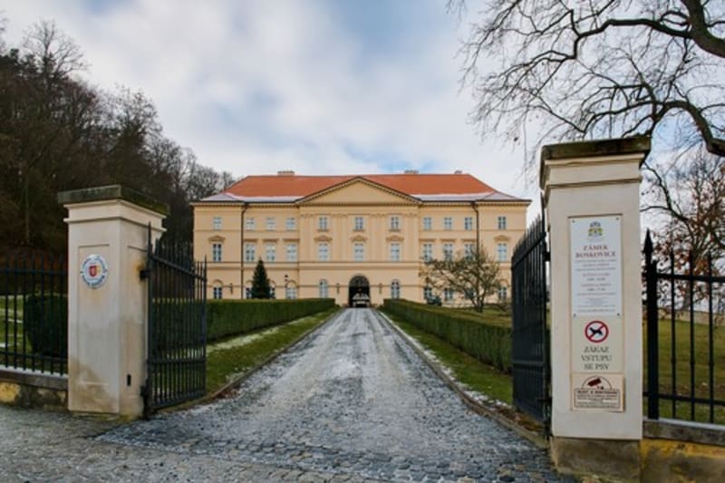 V období protektorátu byla na zámek a celé tehdejší panství uvalena nucená správa, kterou vystřídala po roce 1948 správa státní. Po roce 1991 byl zámek opět vrácen původním majitelům, hraběcí rodině Mensdorff-Pouilly.