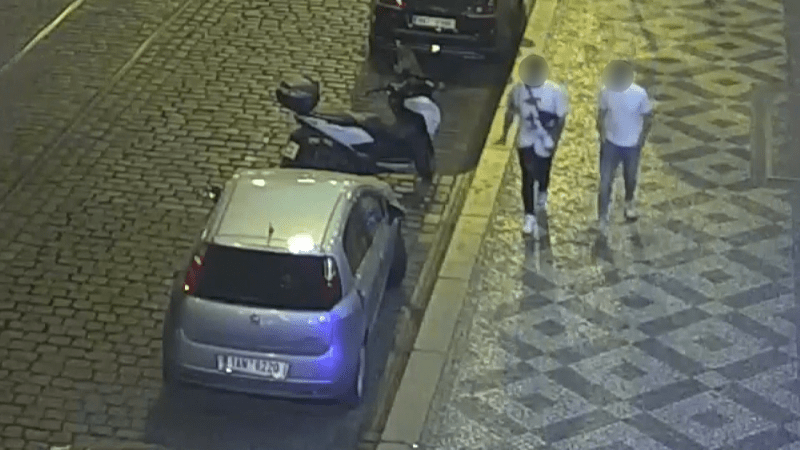 Dva pachatelé napadli v centru Prahy opilého muže, jeden z nich se přihlásil policii