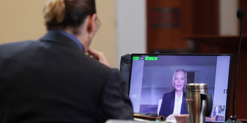 Právníci herečky Heardové skončili s výslechem svědků v procesu s Deppem. U soudu vystoupila také modelka Kate Mossová.