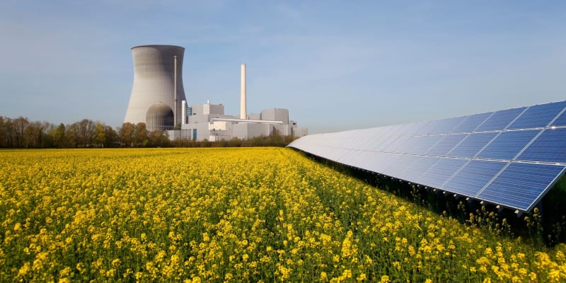 Jaderná elektrárna a solární panely, ilustrační snímek.