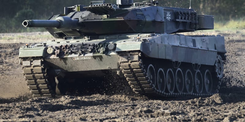 Za konstrukcí a výrobou Leopardů 2 stojí německá společnost Krauss-Maffei Wegmann.