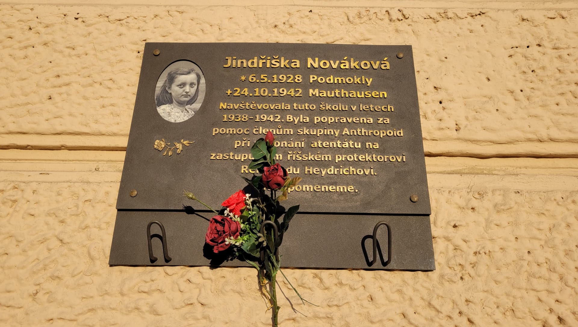 Pamětní deska připomínající hrdinství Jindřišky Novákové.