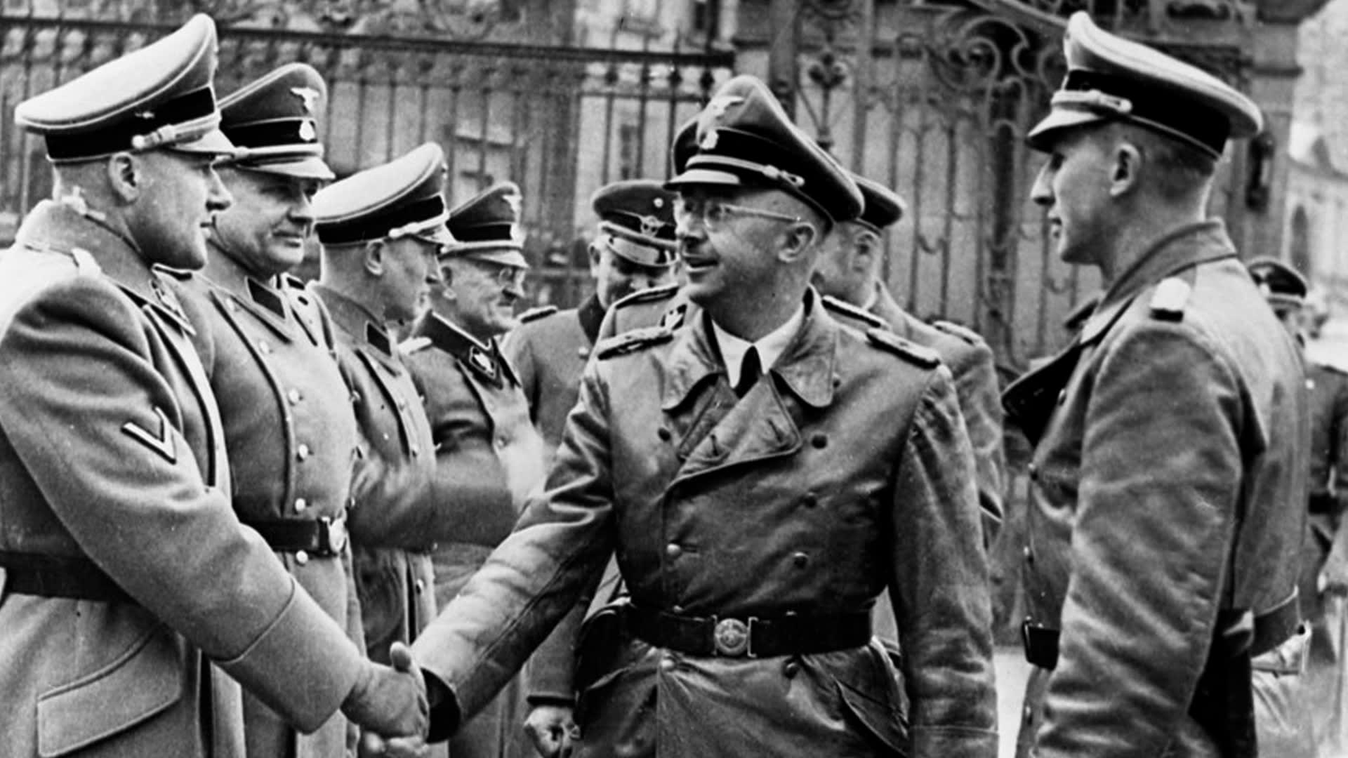 Zastupující říšský protektor Reinhard Heydrich (zcela vpravo) žil v permanentním tlaku.