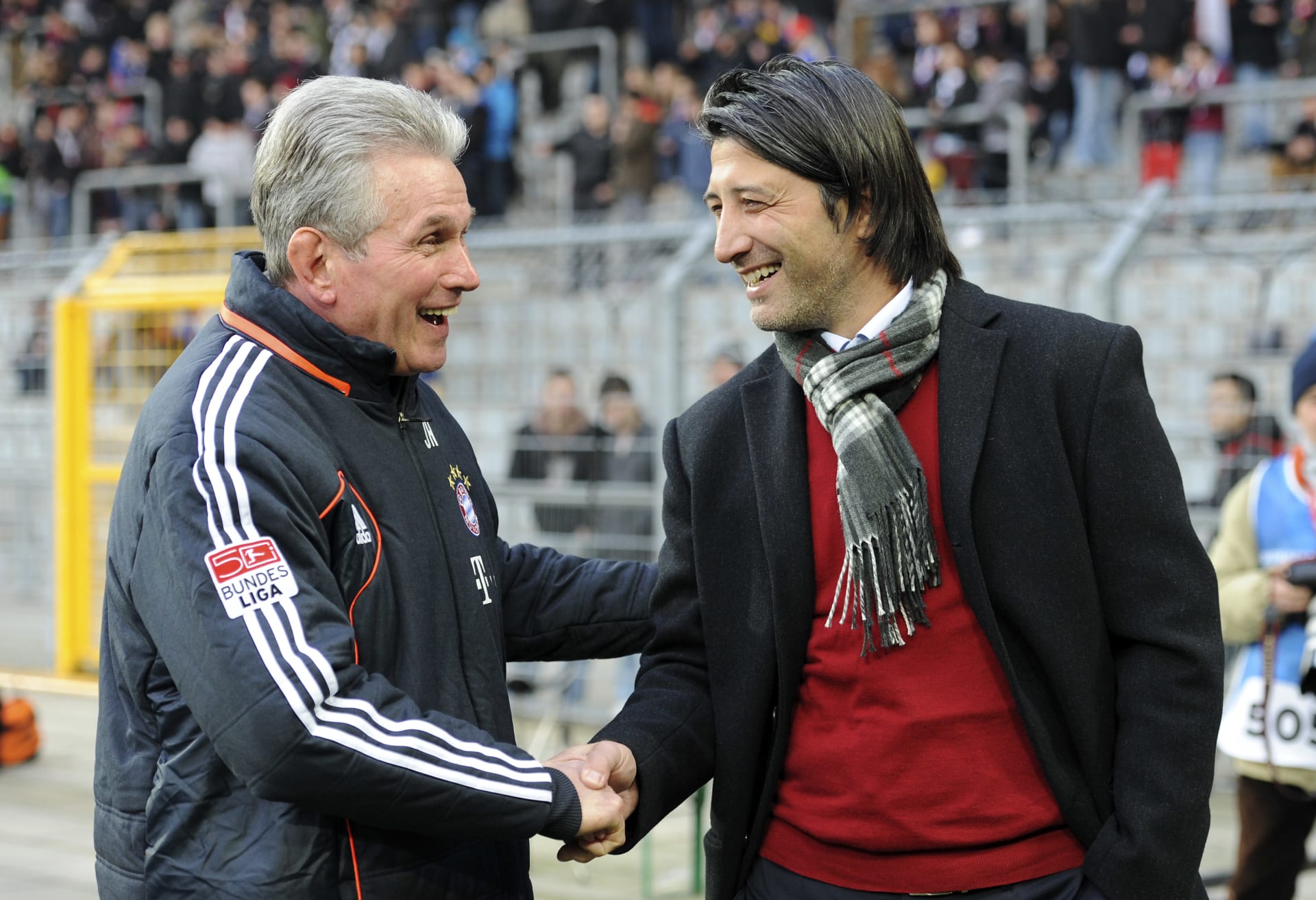 Murat Yakin (vlevo) se jako trenér domácího švýcarského klubu FC Basel zdraví s koučem Bayernu Mnichov Juppem Heynckesem před přátelským utkání v lednu 2013.