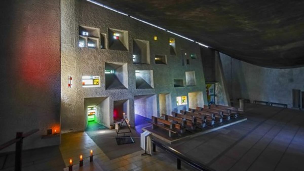 Kaple v Ronchamp. Le Corbusier navrhl navzdory svému dosavadnímu stylu vysoce neočekávanou stavbu. 