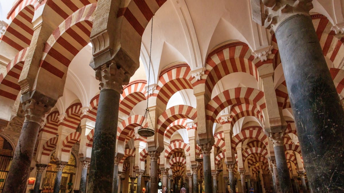 Na místě, kde dnes stojí Mezquita je doložen již pohanský římský chrám z dob, kdy místo spadalo pod správu římské říše, po obsazení vizigótskou říší zde vznikl křesťanský kostel zasvěcený španělskému mučedníkovi Vincencovi ze Zaragozy.