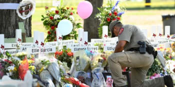 Položil květiny a zhroutil se. Muž zastřelené učitelky z Texasu zemřel žalem dva dny po ní
