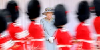 Drogový skandál před oslavami Alžběty II. Policie zatkla elitní vojáky z královniny stráže
