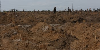 Mrazivá svědectví z Mariupolu: Pole hrobů nemají konce. Místo jmen jsou zde jen čísla