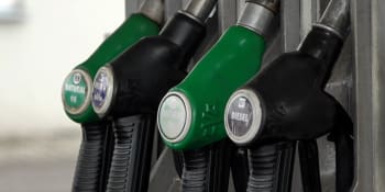 Benzin pod 47 korun, nafta jen o málo dražší. Češi natankují levněji než minulý týden