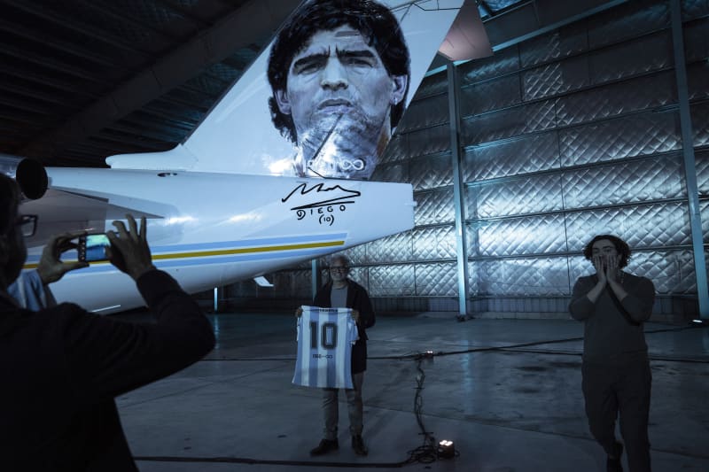 V Argentině představili letadlo, které bude sloužit i jako interaktivní muzeum zesnulé fotbalové legendy Diega Maradony. Dvanáctimístný stroj bude mimo jiné k vidění i na mistrovství světa v Kataru.