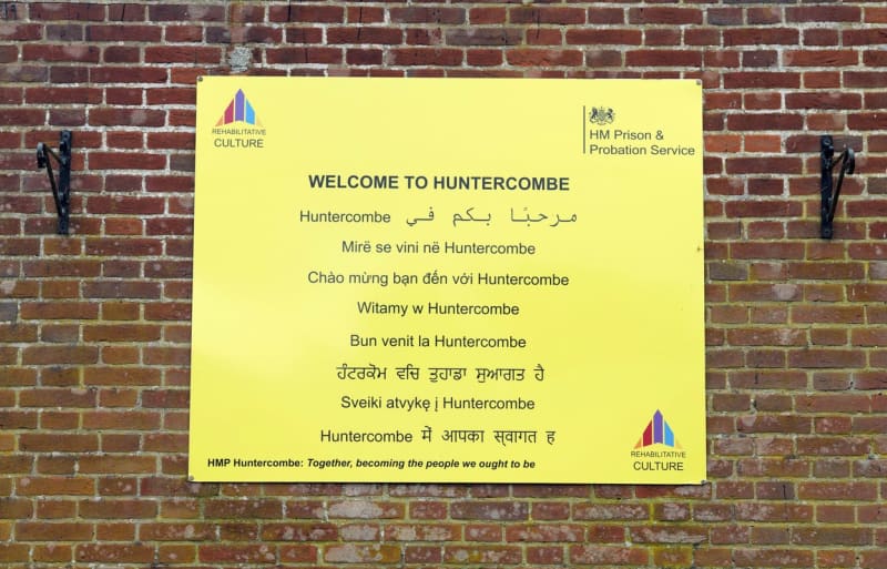 „Uvítací“ cedule věznice Huntercombe v Nuffieldu, kde si bývalý německý tenista Boris Becker odpykává trest 2,5 roku za machinace během insolvenčního řízení. Mezi jazyky je i polština. V zařízení jsou jen cizinci za menší delikty.