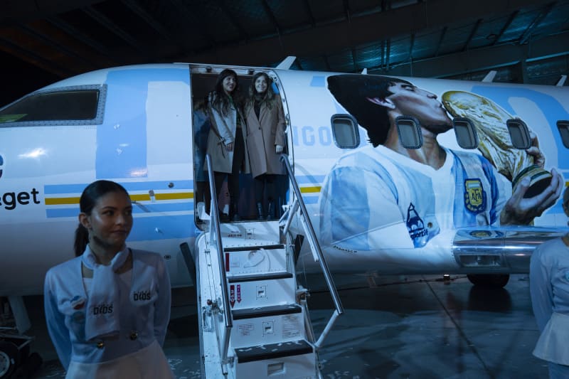 V Argentině představili letadlo, které bude sloužit i jako interaktivní muzeum zesnulé fotbalové legendy Diega Maradony. Dvanáctimístný stroj bude mimo jiné k vidění i na mistrovství světa v Kataru.