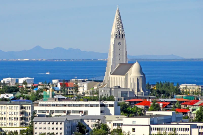Moderní kostel, postavený v letech 1945 až 1986, nese jméno po islandském básníku Hallgrimuru Peturssonovi, před ním se nachází pozoruhodná socha průzkumníka Leifa Eriksona.