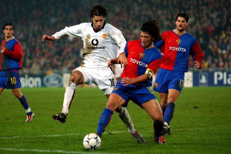 Murat Yakin (vpravo) v dresu švýcarského klubu FC Basilej se snaží bránit v utkání Ligy mistrů v listopadu 2002 Nizozemce Ruuda van Nistelrooije z Manchesteru United. 