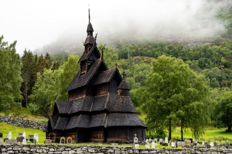 Kostel Borgund Stave vypadá, jako by v norském zeleném údolí stával od počátku věků. Trojlodní stavbu z dřevěných trámů pokrývá členitá střecha zdobená vyřezávanými dračími hlavami, výsledkem je poněkud vikingský vzhled. 